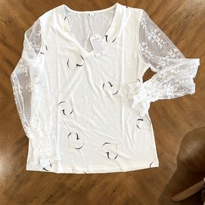 NWT boutique top with lace sleeves
